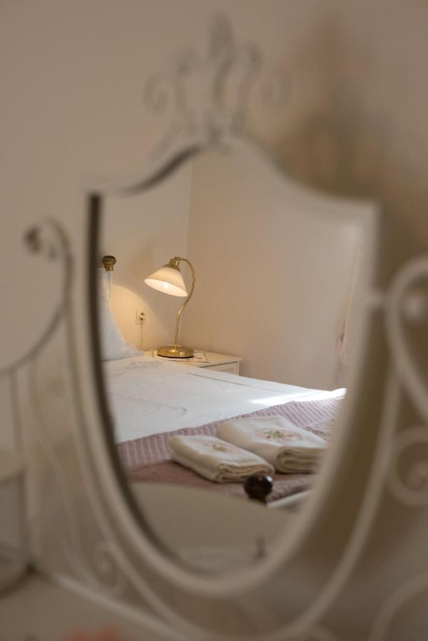 The Old Mansion Apartment Sinarádes Екстериор снимка