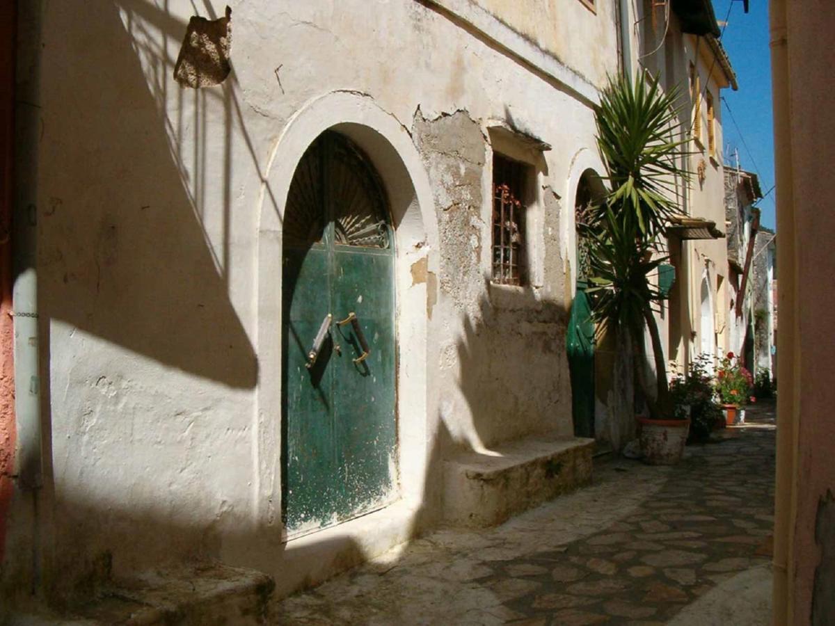 The Old Mansion Apartment Sinarádes Екстериор снимка